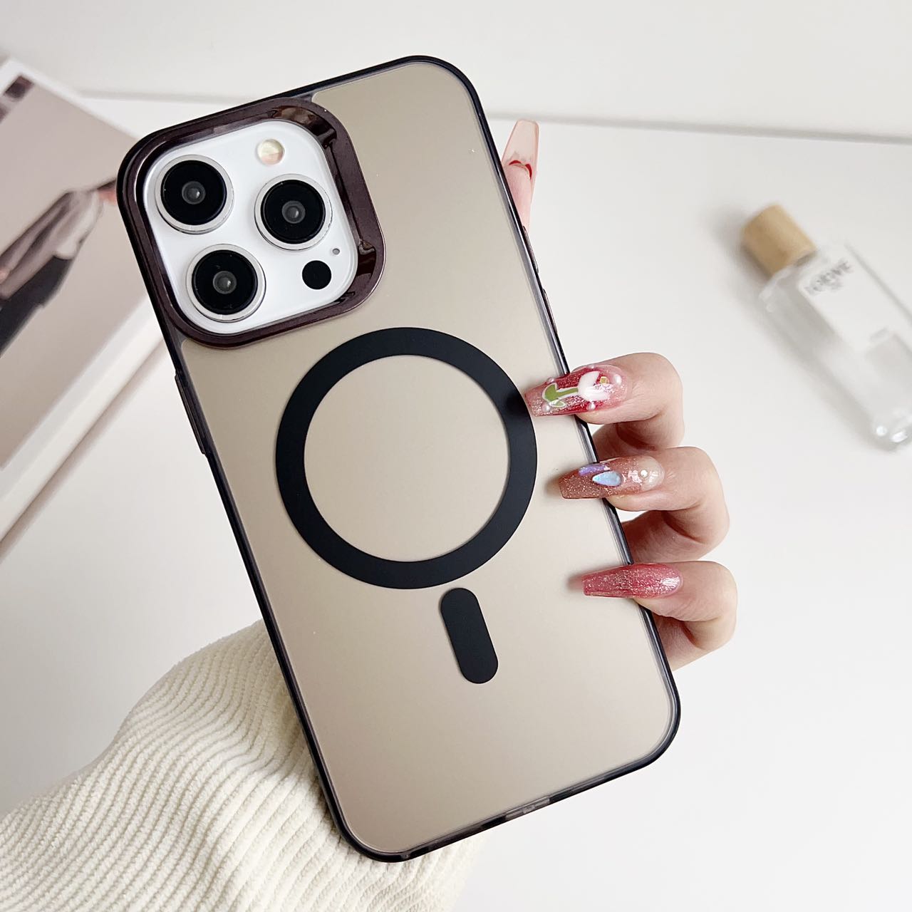 black-luxury-smoky-phone-case-with-magsafe-for-iphone